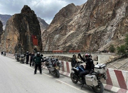 Đoàn xe mô tô MotoTours Asia dừng bên cầu đá trong hẻm núi trên quốc lộ G318
