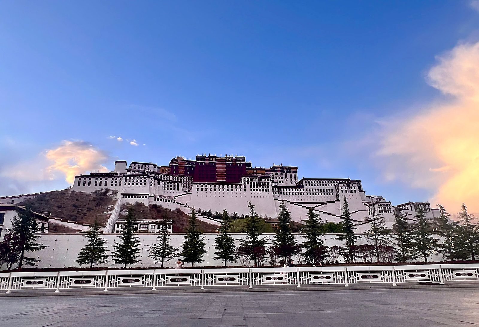 Cung điện Potala ở Lhasa lúc hoàng hôn, điểm kết của đoạn Tứ Xuyên – Tây Tạng trên G318