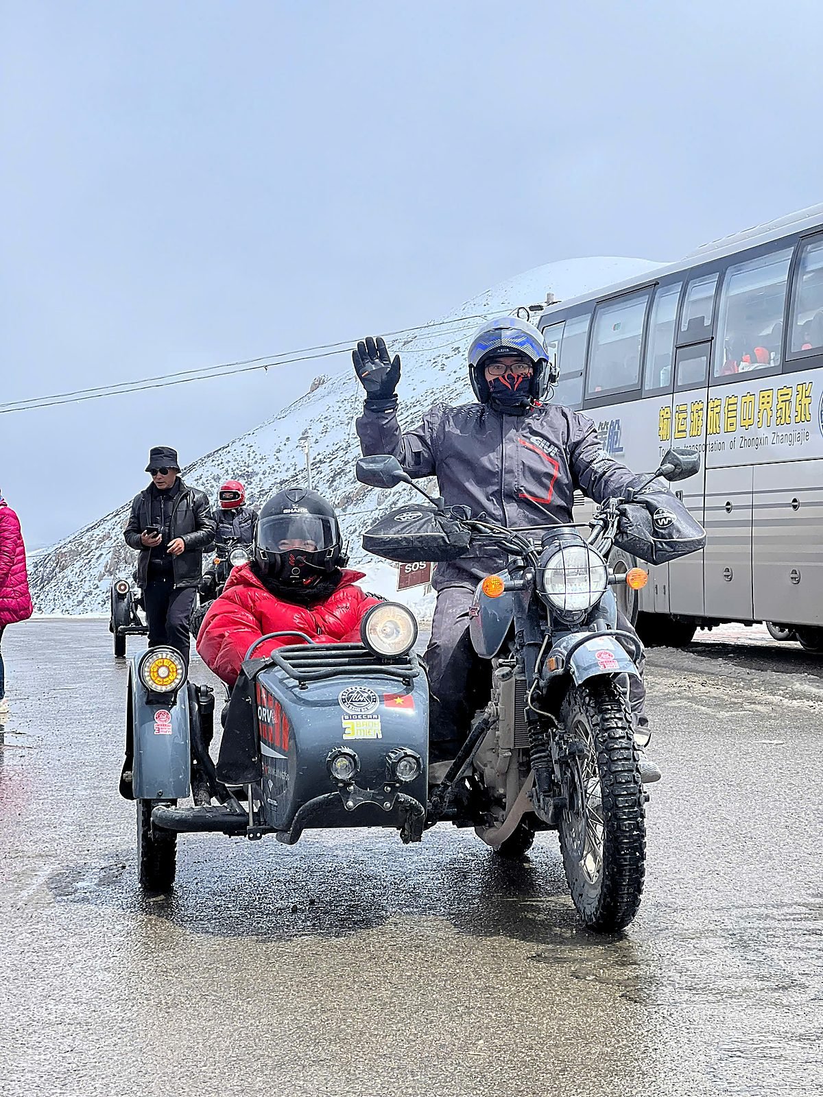 Xe sidecar Changjiang 750 chở khách qua đoạn đèo phủ tuyết trên quốc lộ G318