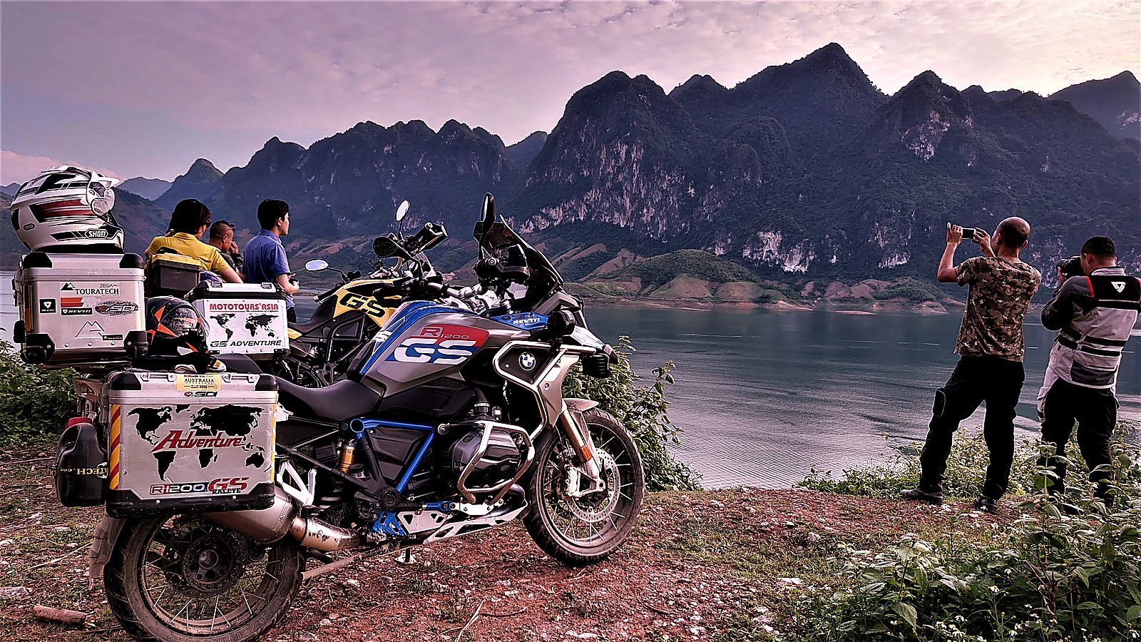 Xe BMW R1200GS Adventure của MotoTours Asia đỗ bên lòng hồ, khách chụp ảnh phía sau
