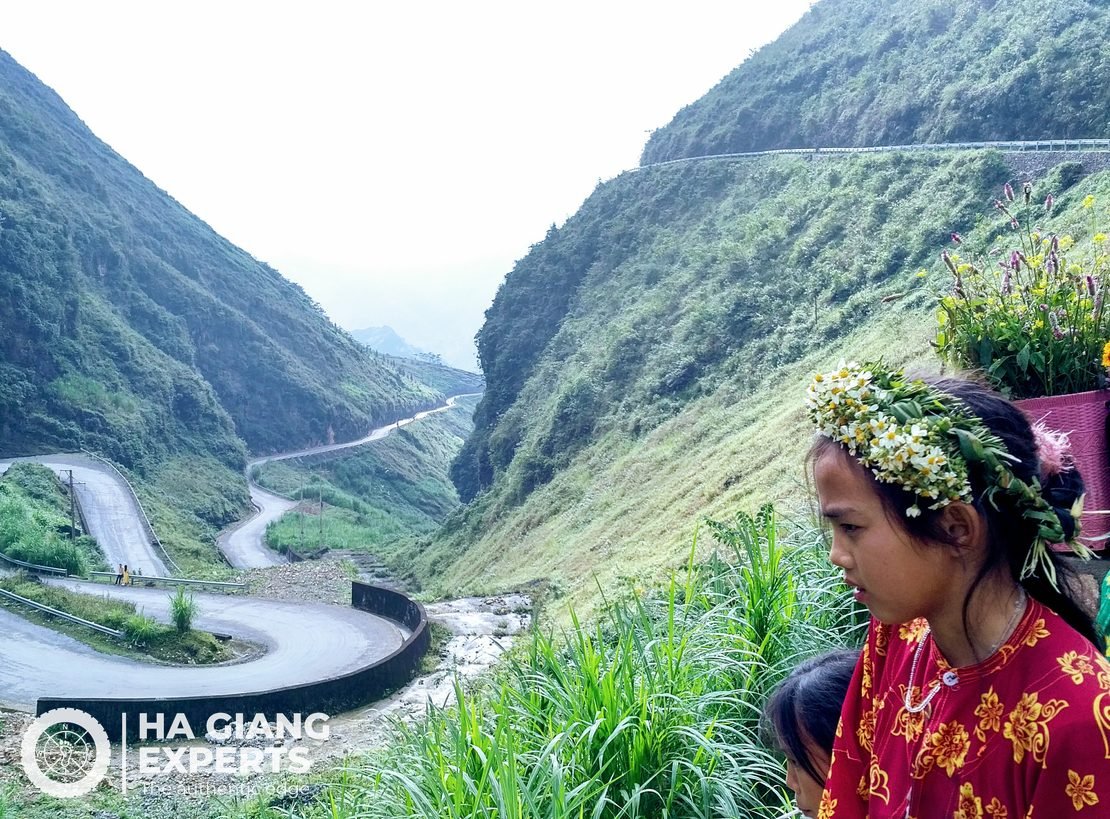 Khúc cua tay áo trên đèo Hà Giang, em nhỏ đội vòng hoa bên đường