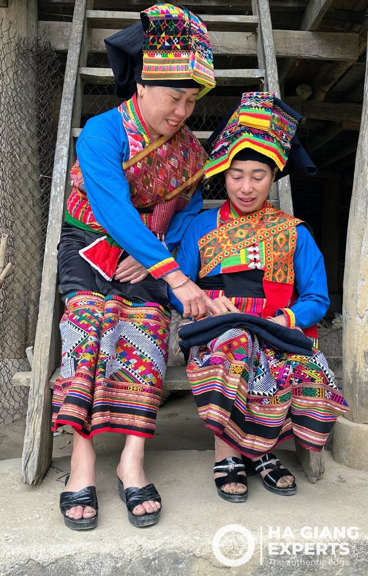 Hai phụ nữ Lô Lô trong trang phục truyền thống ở Hà Giang